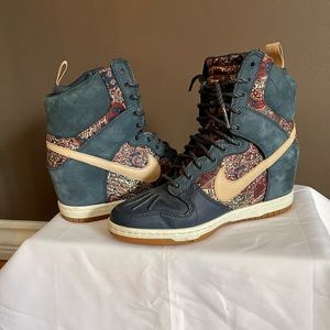 Nike Women’s Dunk Sky Hi High Top Floral Sneakers , Size US 6.5, Lightly worn
